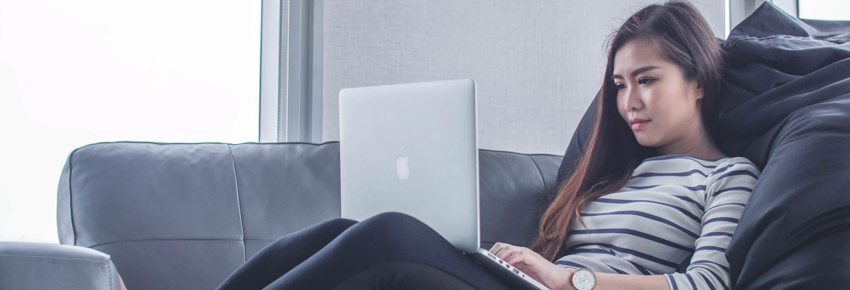 laptop-sitting